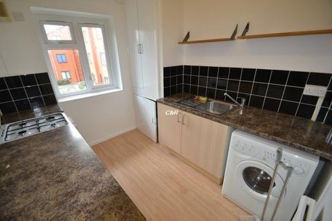 2 bedroom flat to rent, Knowles Place, Hulme, Manchester. M15 6DA