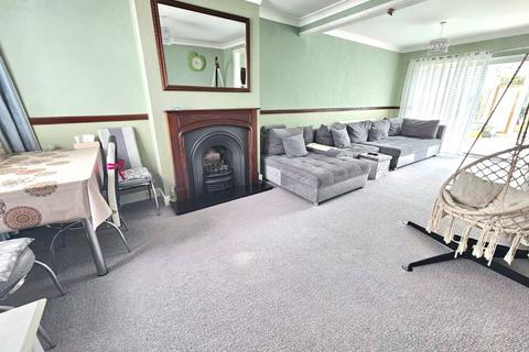 3 bedroom terraced house to rent, South End Road, Rainham, RM13