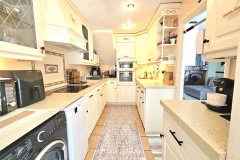 3 bedroom terraced house to rent, South End Road, Rainham, RM13
