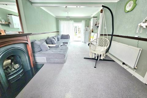 3 bedroom terraced house to rent, South End Road, Rainham, RM13