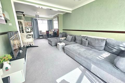 3 bedroom terraced house to rent, South End Road, Rainham, RM13