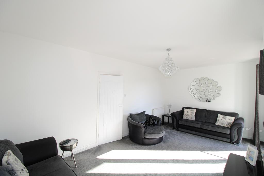 Avon Road, Upminster RM14 3 bed flat £325,000
