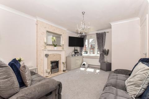 3 bedroom end of terrace house for sale - Redtail Close, Runcorn