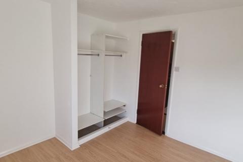 2 bedroom ground floor flat to rent - Birchwood Close, SM4 5NH