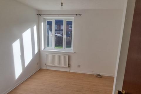 2 bedroom ground floor flat to rent - Birchwood Close, SM4 5NH