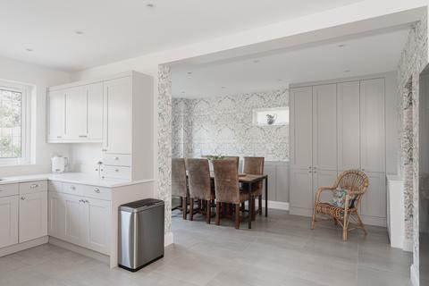 10 The Ridgeway, Fetcham, Leatherhead, KT22 9AZ