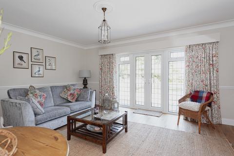 10 The Ridgeway, Fetcham, Leatherhead, KT22 9AZ