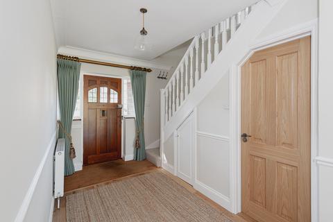 10 The Ridgeway, Fetcham, Leatherhead, KT22 9AZ