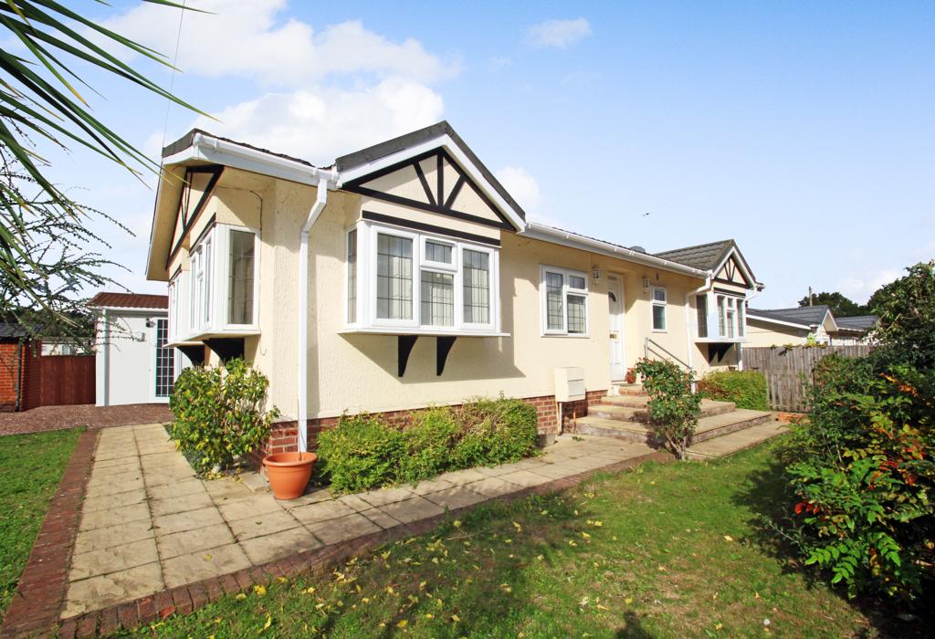 Wyatts Covert Denham, UXBRIDGE, Buckinghamshire 2 bed park home for