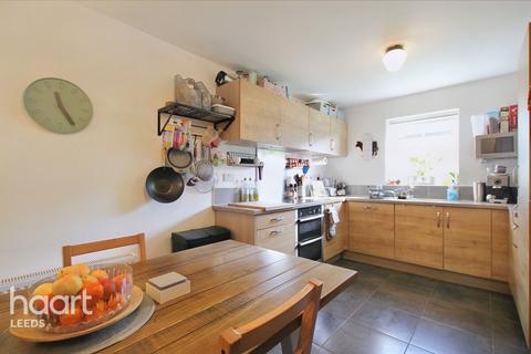 65 Asket Drive, Leeds, LS14 1HX