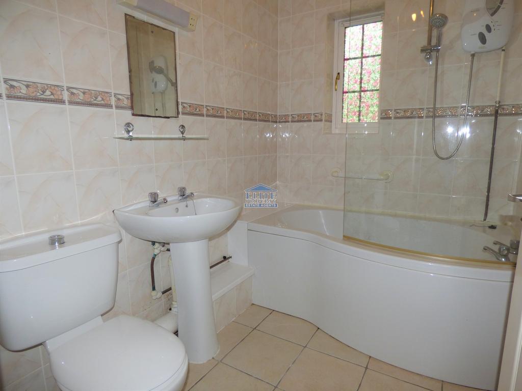 12 Dingle Nook, Ogmore Vale, Bridgend. CF32 7HH 3 bed detached bungalow