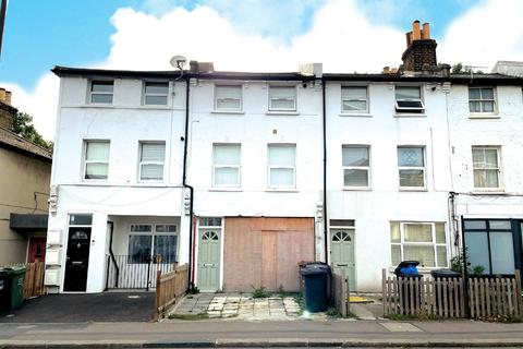 Flat B, 81 Catford Hill, London, SE6 4PW