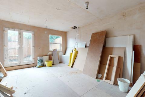 Flat B, 81 Catford Hill, London, SE6 4PW