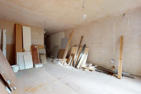 Flat B, 81 Catford Hill, London, SE6 4PW
