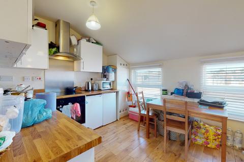 Flat B, 81 Catford Hill, London, SE6 4PW