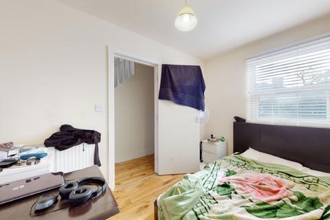 Flat B, 81 Catford Hill, London, SE6 4PW