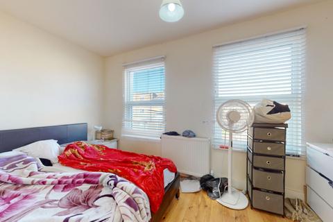 Flat B, 81 Catford Hill, London, SE6 4PW