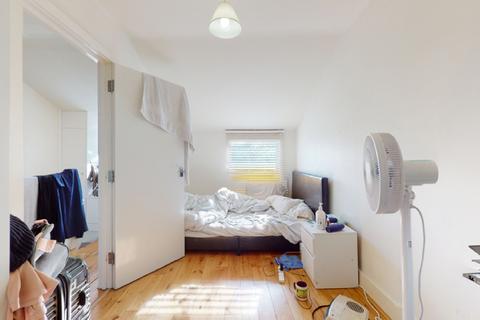 Flat B, 81 Catford Hill, London, SE6 4PW