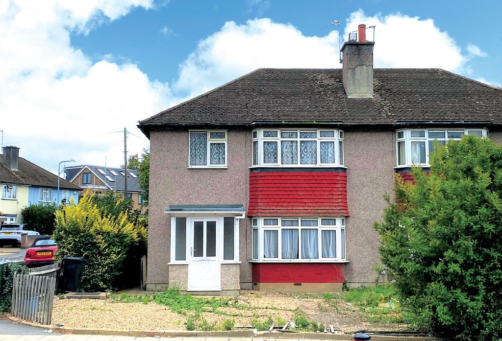 205 Fencepiece Road, Hainault, Ilford 3 bed semidetached house £480,000