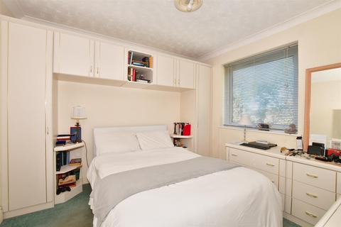 10 Cedars Close, Uckfield, TN22 1JA
