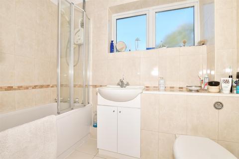 10 Cedars Close, Uckfield, TN22 1JA