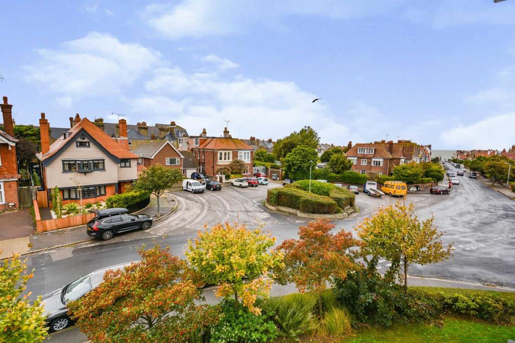 36 Cornwall Gardens, Margate... 2 bed flat £220,000