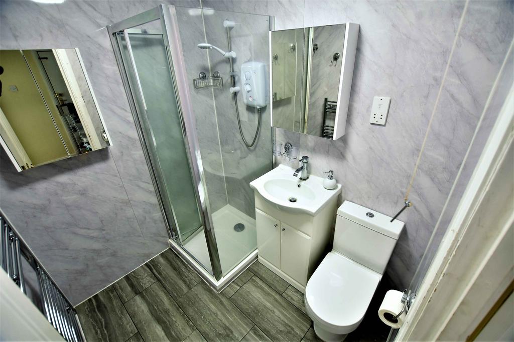 Pacific Close, Feltham, Middlesex, TW14 1 bed flat - £1,250 pcm (£288 pw)