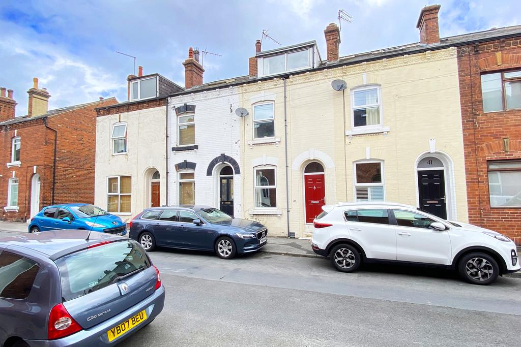 Chatsworth Road, Harrogate, HG1 5HX 4 bed terraced house £950 pcm (£