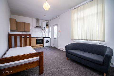 Studio to rent - Romilly Road, Canton