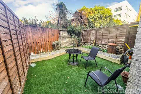 11 Bradgate Road, London, SE6 4TT