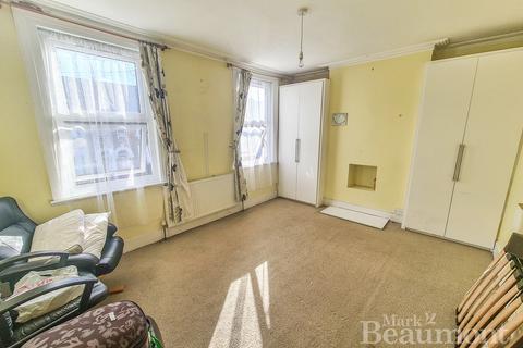 11 Bradgate Road, London, SE6 4TT