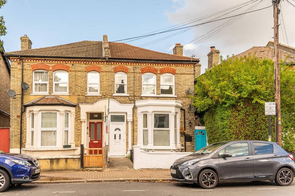 Byrne Road, Balham, London, SW12 3 bed £3,879 pcm (£895 pw)