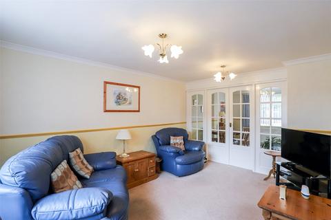 14 Hall Gardens, Colney Heath, St Albans, AL4 0QG
