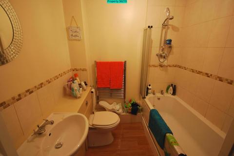 2 bedroom flat to rent, Central Avenue, Lutterworth, LE17 4NL
