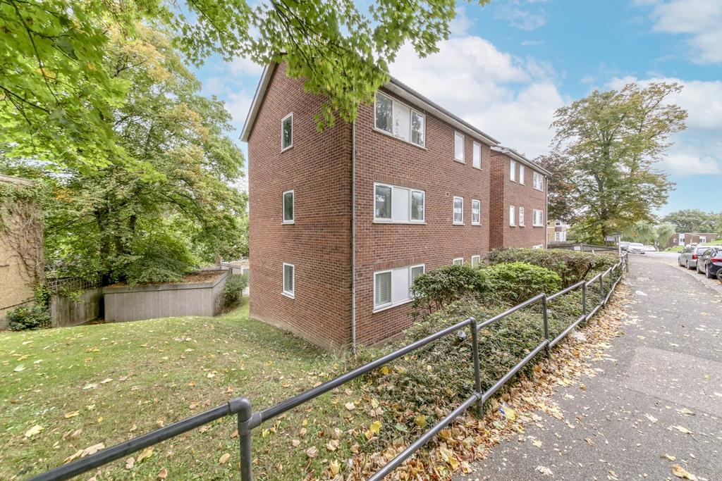 Sylvan Road, London, SE19 2 bed apartment for sale £315,000