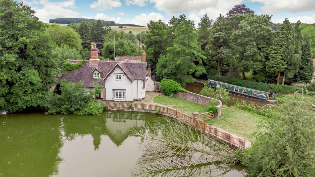 Stafford Road, Weston, Stafford, ST18 3 bed detached house £650,000