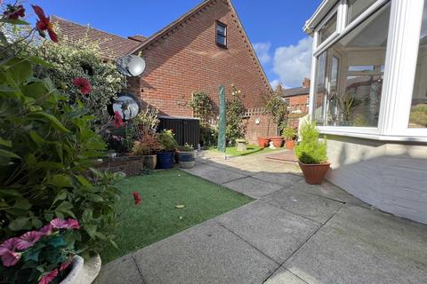 2 bedroom terraced house for sale - Trimpley Court, SY12 0NY