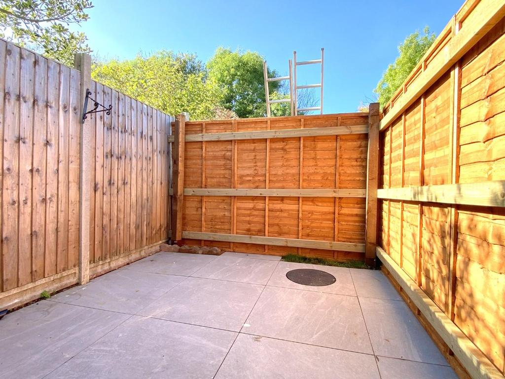 Stoneleigh Avenue, Worcester Park 1 bed flat £1,350 pcm (£312 pw)