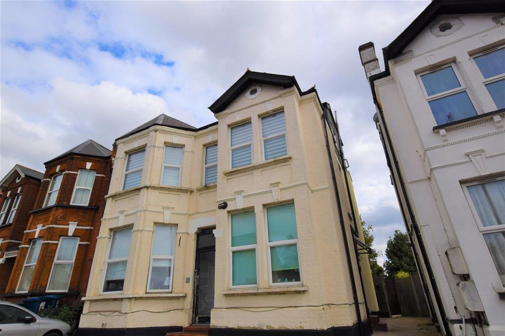 Station Road, Hendon, London 2 bed flat £1,500 pcm (£346 pw)