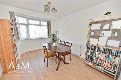 39 Thurlow Gardens, Ilford, IG6 2UU