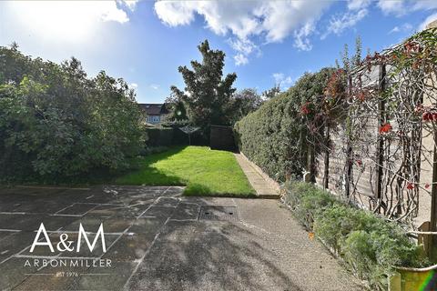 39 Thurlow Gardens, Ilford, IG6 2UU