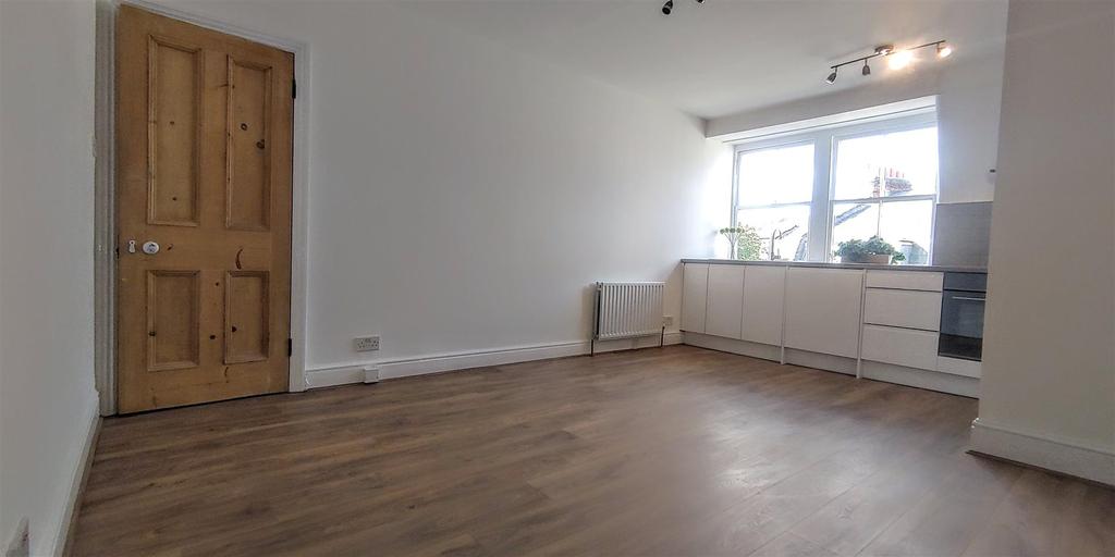 Glenmore Road, Belsize Park, NW3 3 bed flat £3,500 pcm (£808 pw)
