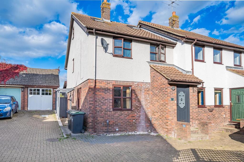 Godfrey Way, Dunmow 4 bed semidetached house £450,000