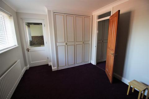 34 Bluegates, Ewell, Epsom, KT17 2SA