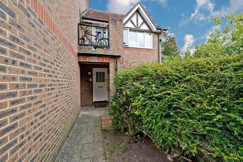 34 Bluegates, Ewell, Epsom, KT17 2SA