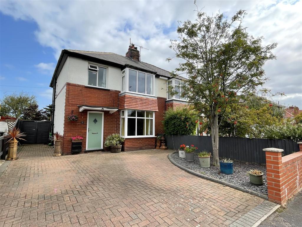 Scholes Park Avenue, Scarborough 3 bed semidetached house for sale £270,000