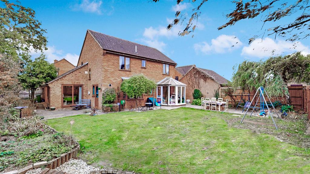 Thirsk Gardens, Bletchley 4 bed detached house £580,000