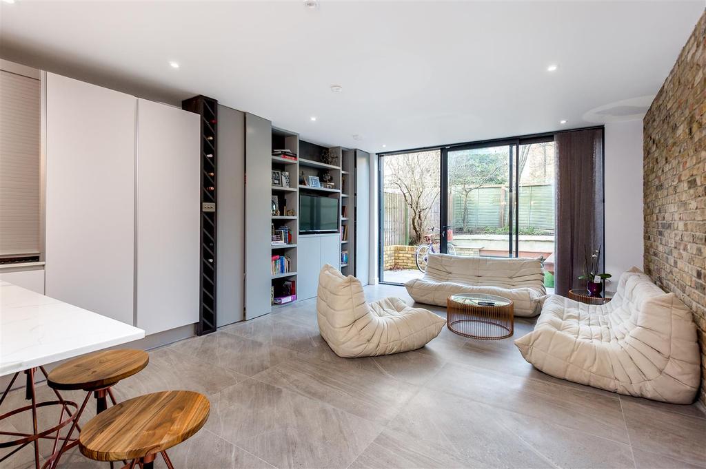 Ingham Road, West Hampstead NW6 3 bed flat £3,445 pcm (£795 pw)