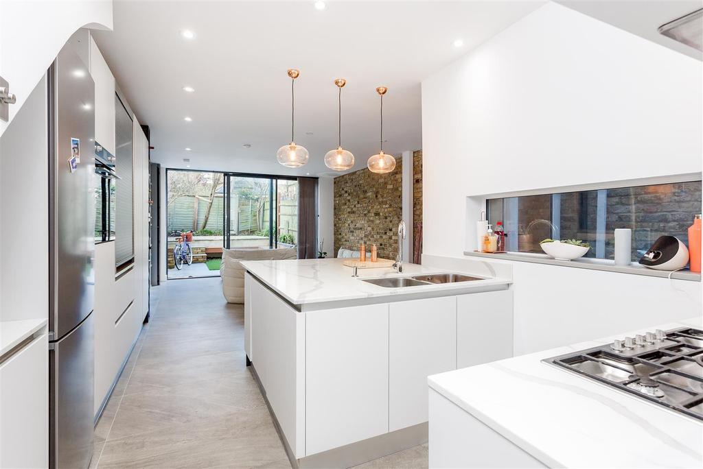 Ingham Road, West Hampstead NW6 3 bed flat £3,445 pcm (£795 pw)