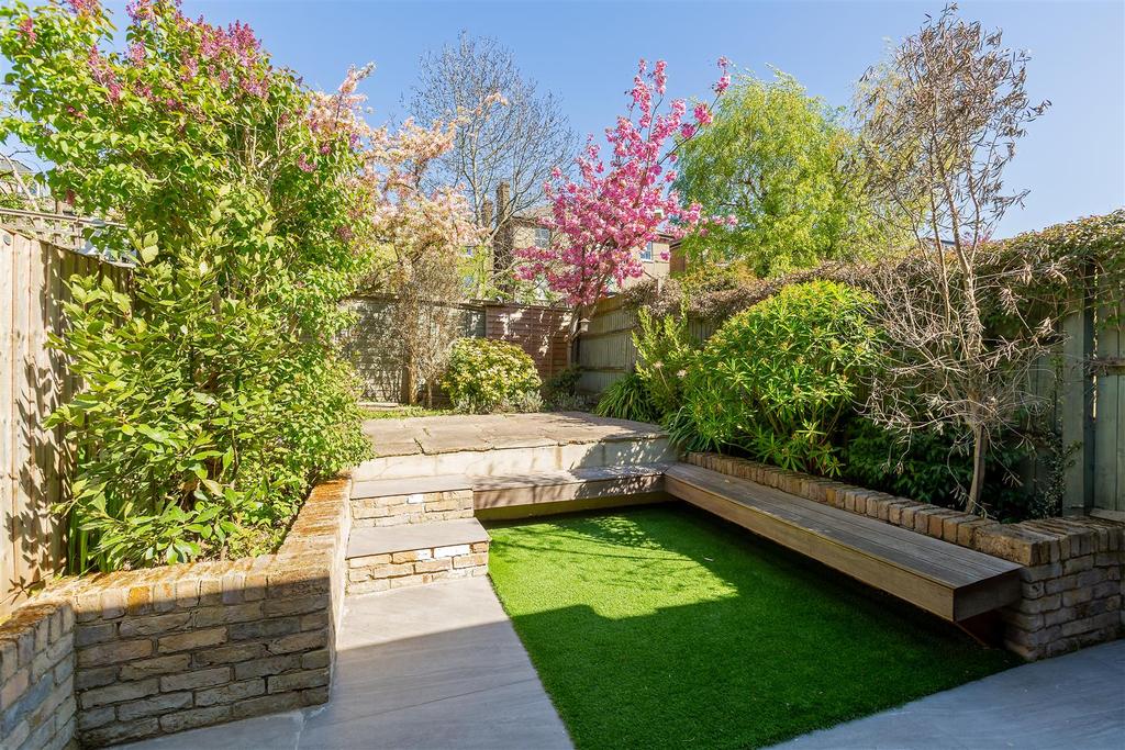 Ingham Road, West Hampstead NW6 3 bed flat £3,445 pcm (£795 pw)